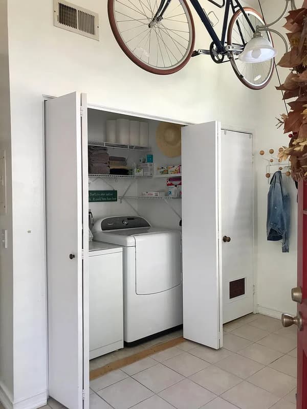Orange Condo: 700 E Lake Dr