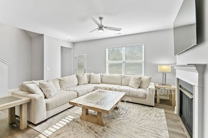 Four Oaks House: 482 Olivia Crossing Court