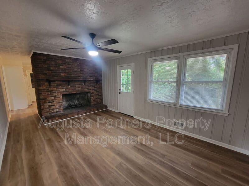 Augusta House: 323 Pineview Drive