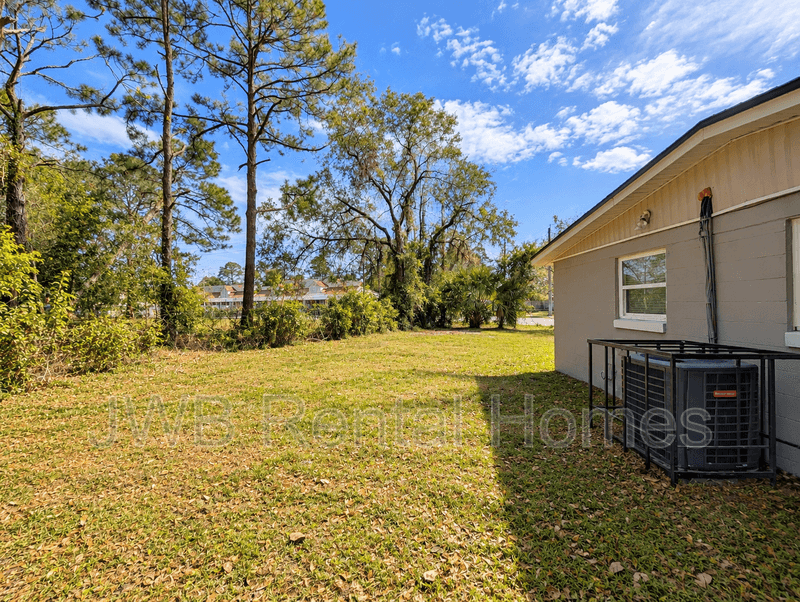 Jacksonville House: 6735 Miss Muffet Ln N