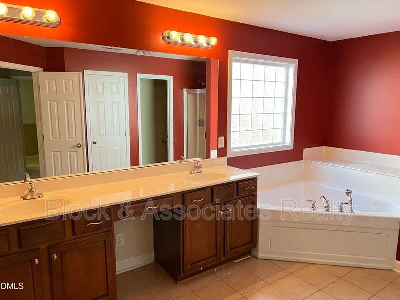 Cary House: 936 Bentbury Way