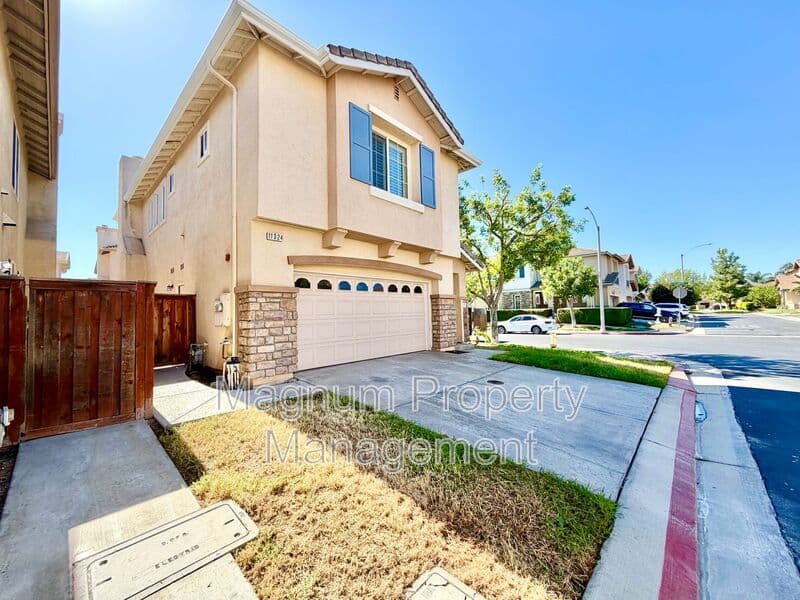Riverside House: 11324 Riverleaf Dr