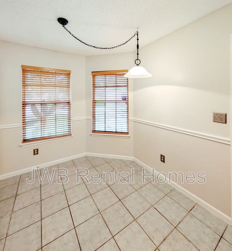 Jacksonville House: 4483 Cobblefield Cir E