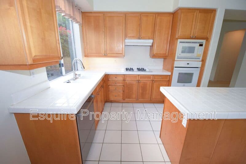 OXNARD House: 1821 LA QUINTA LN