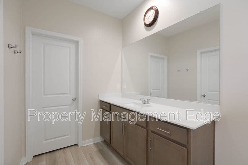 Menifee House: 29337 Chestnut St