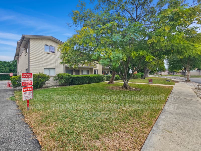 San Antonio Townhome: 217 W Silver Sands