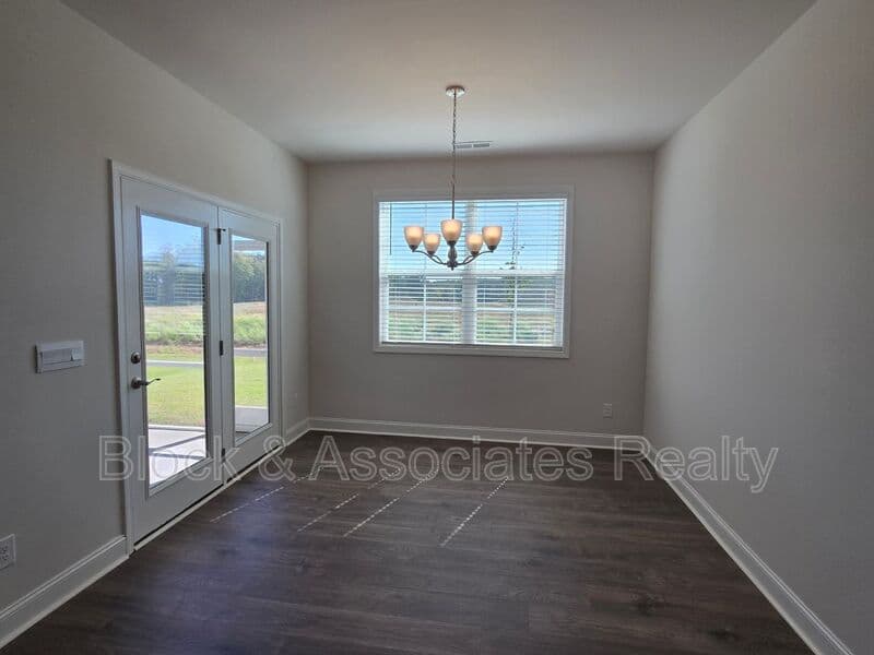 Jamestown House: 304 Sefton Drive
