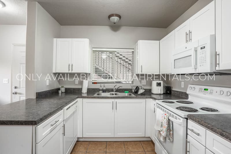Provo House: 866 E 700 N