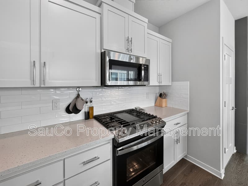 Hillsboro Townhome: 6433 Southeast Genrosa Street - 1
