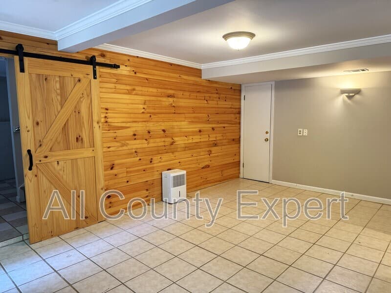 Gainesville House: 9215 Long Hollow Rd