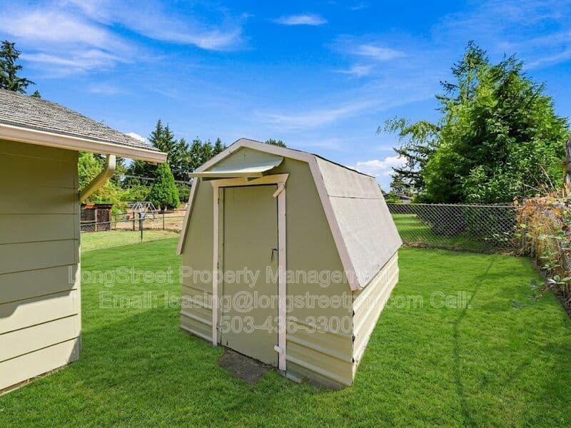 Beavercreek House: 22032 S Dans Ave