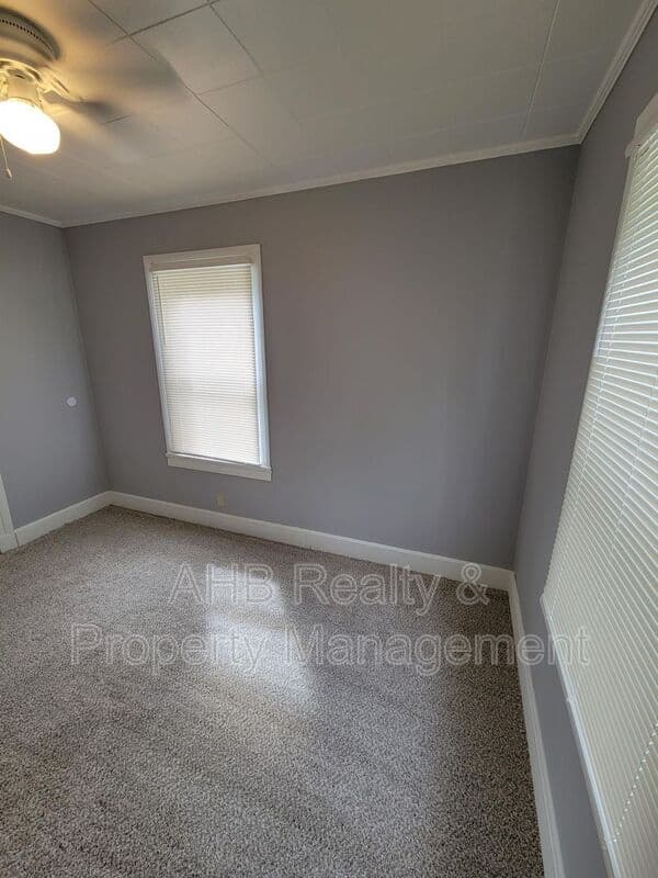 Burlington House: 1104 West Webb