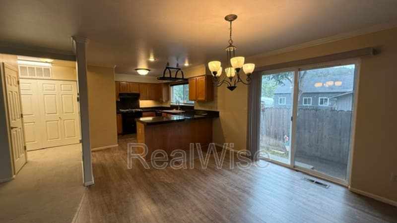 Roseburg Condo: 172 NE Rifle Range St