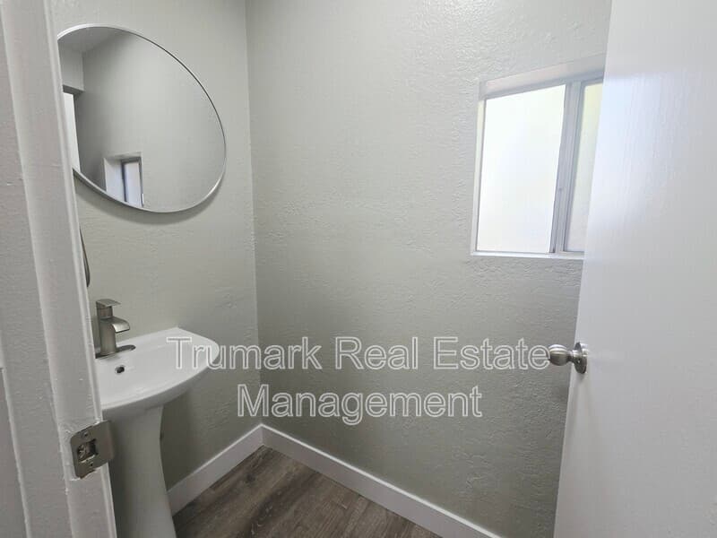 Glendale House: 433 W Garfield Ave