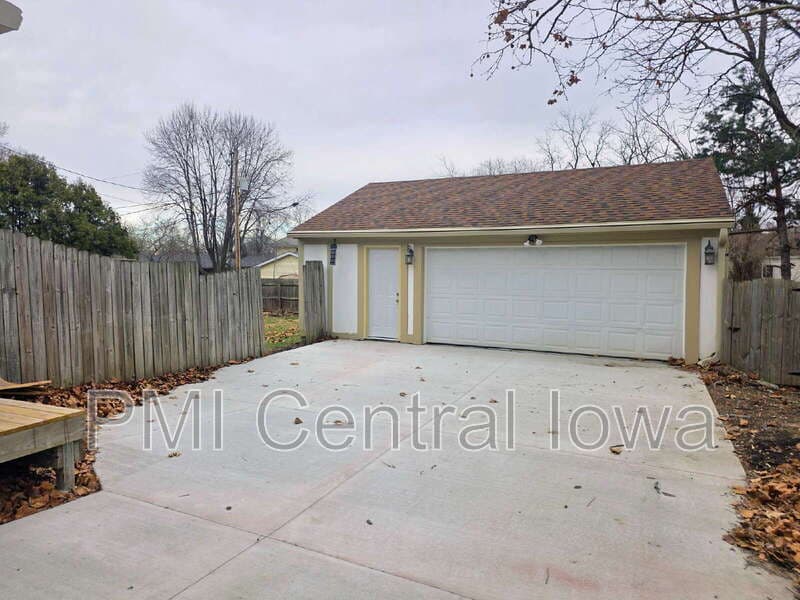 Urbandale House: 4405 68th Street