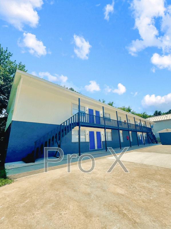 Fayetteville House: 1851 W Deane St