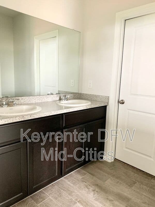 Fort Worth House: 9001 High Stirrup Lane