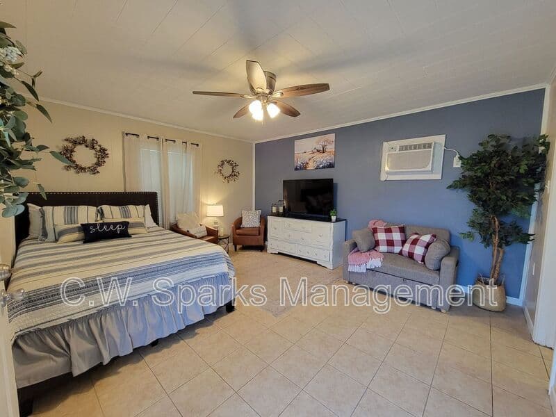 West Tawakoni House: 1901 E Hwy 276