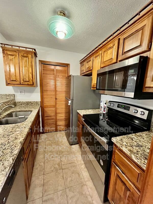 Shawnee House: 12027 W 58th Pl