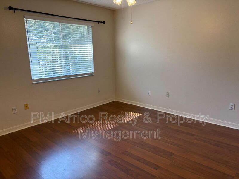 Tampa Townhome: 7430 E Bank Dr
