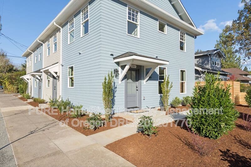 Portland Townhome: 2981 NE Emerson St