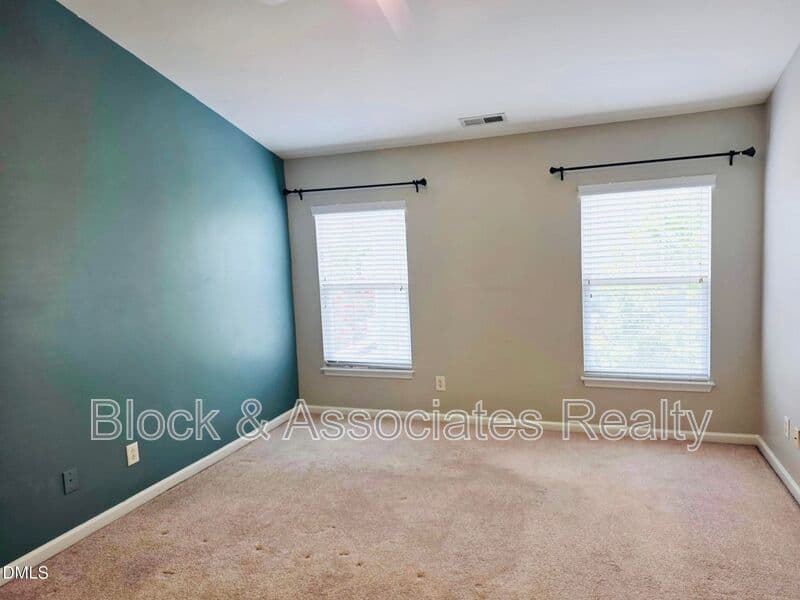 Cary Townhome: 124 Braeside Ct