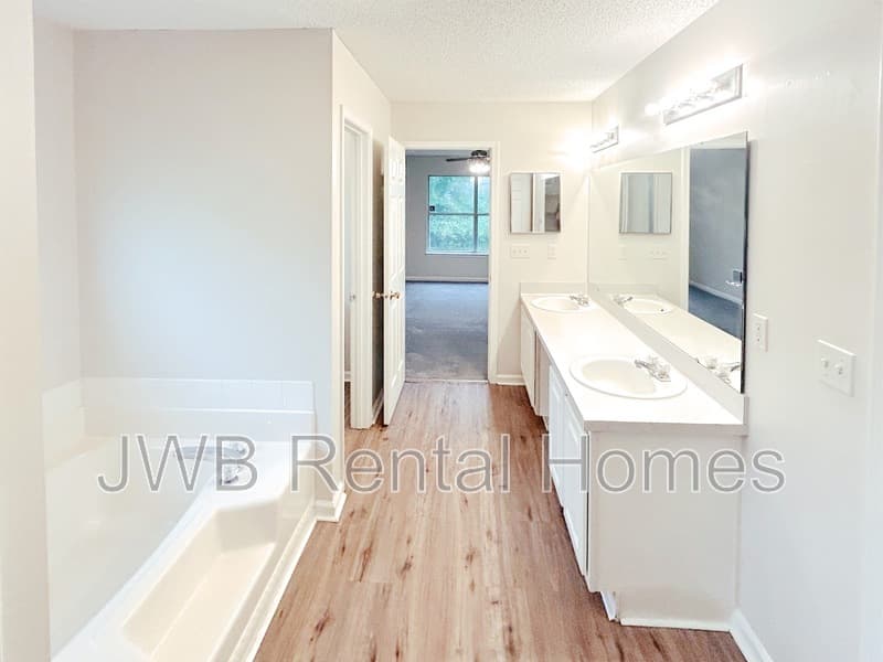 Orange Park House: 383 Turtle Dove Dr