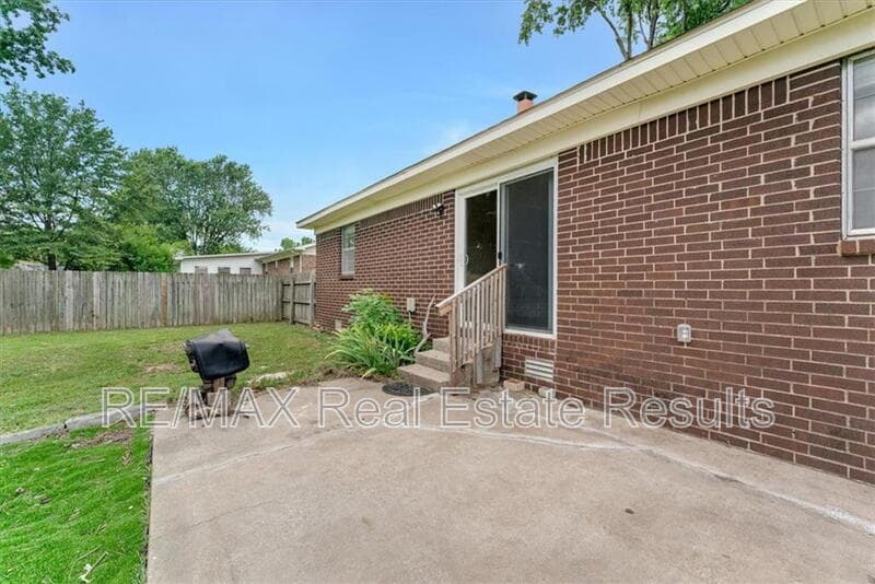 Bentonville House: 2406 SE 15th St