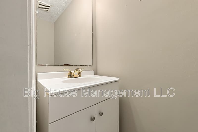 Waldorf Townhome: 1554 Pin Oak Dr