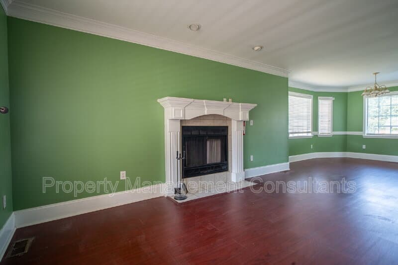 Huntsville House: 1060 Old Monrovia Road Northwest