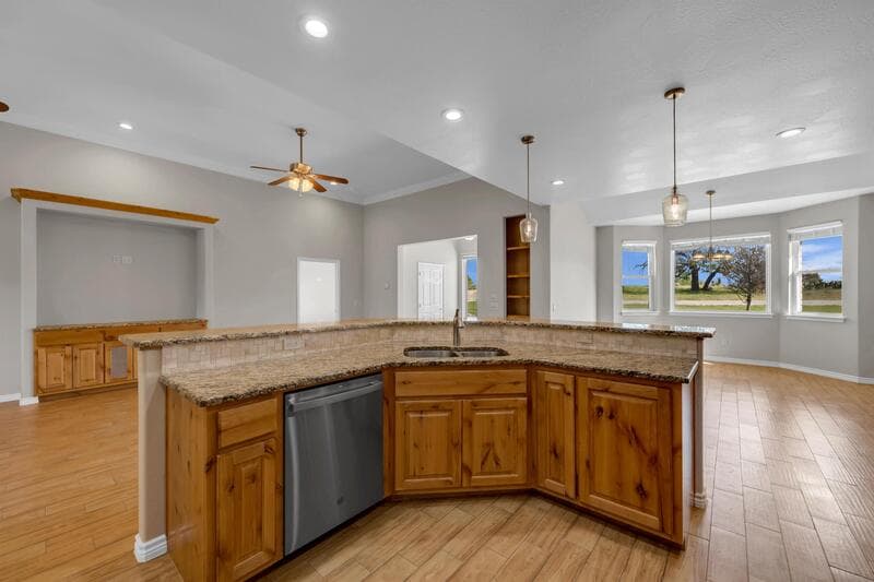 Kingsland House: 625 Skyline Drive