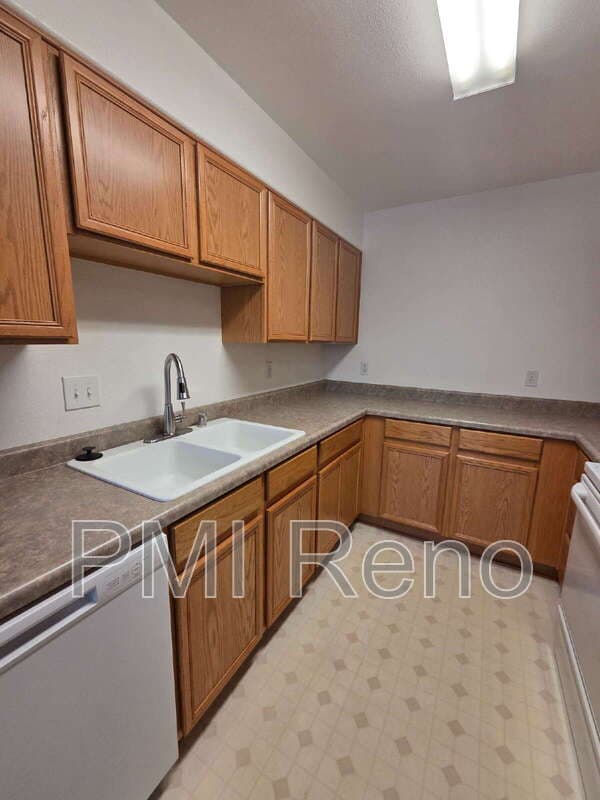 Reno Townhome: 421 Holcomb Avenue