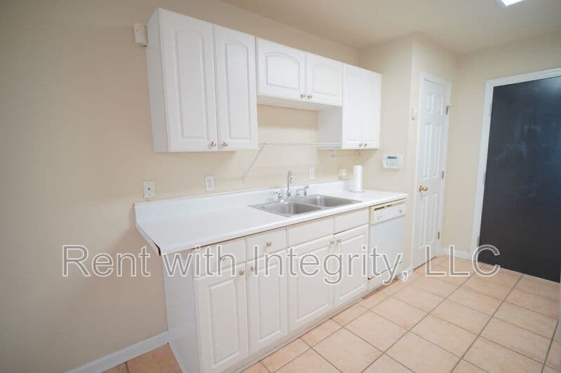 Tallahassee House: 859-1 W Brevard St