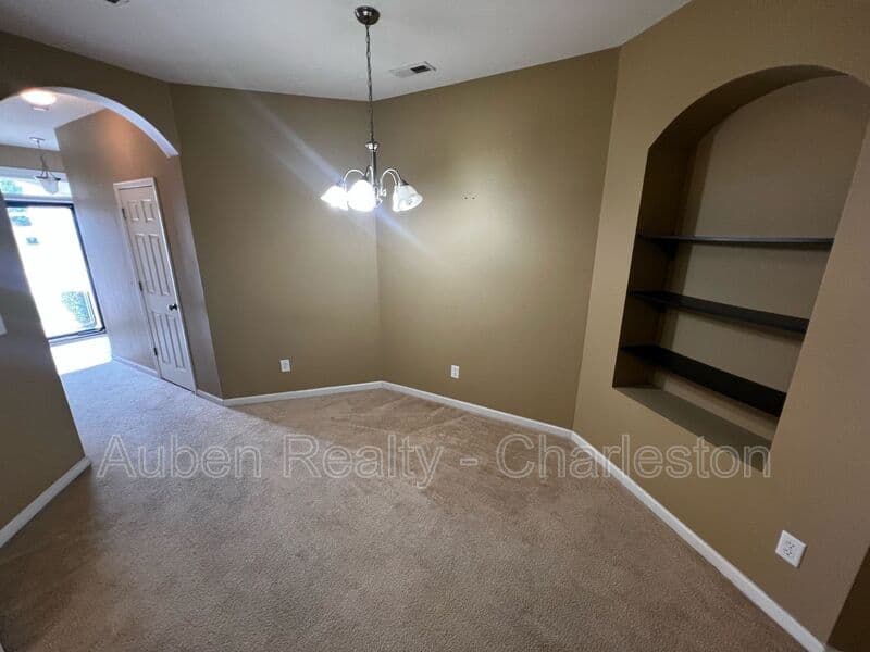 Summerville House: 226 S Lamplighter Ln