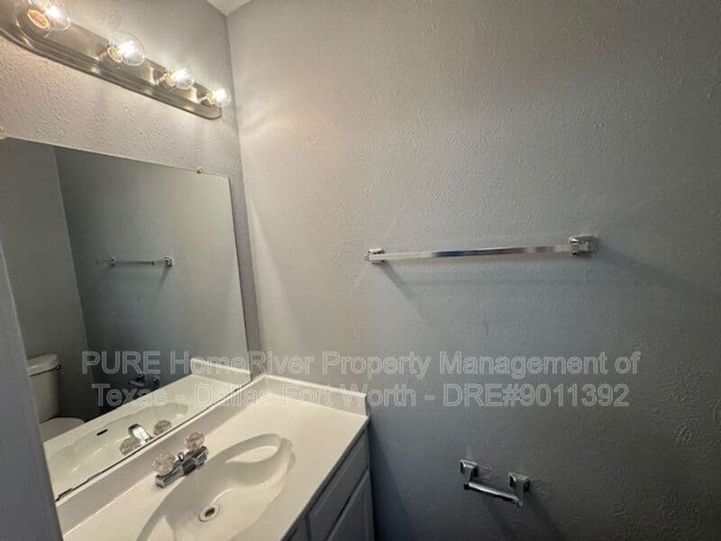 Irving Apartment: 4002-4004 W. Pioneer Dr