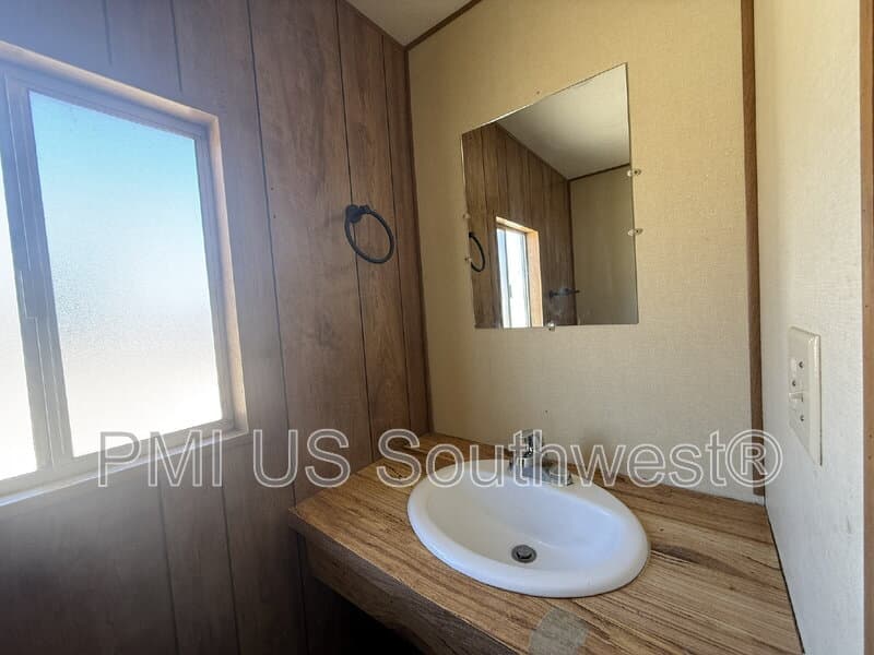 Bullhead City House: 2111 Santa Cruz Ave