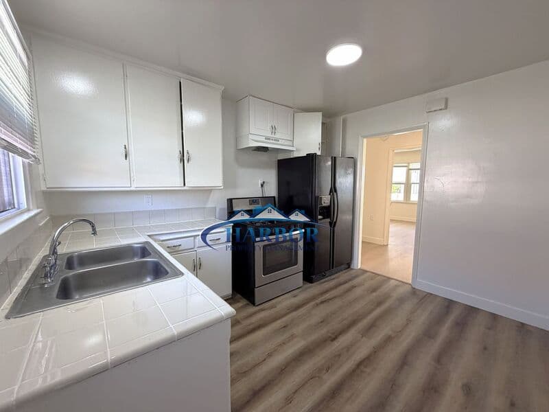 Inglewood House: 215 W Manchester Blvd