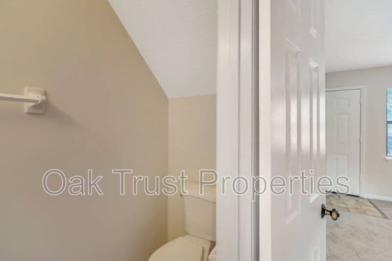 Summerville Townhome: 593 Travelers Blvd