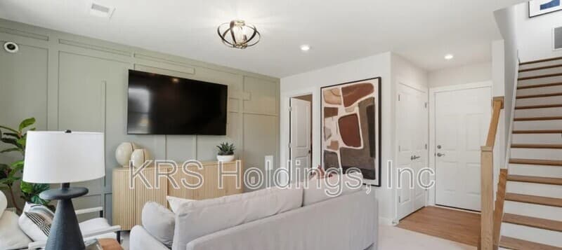 Woodbridge Townhome: 3738 District Dr.