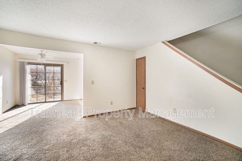 Blue Springs House: 410 NW Nottingham Lane