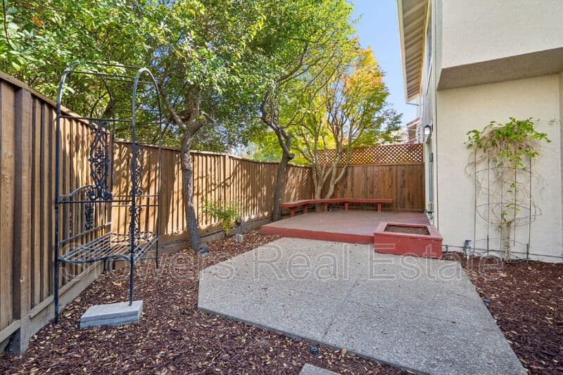 San Ramon Townhome: 613 S Blackbrush Ln