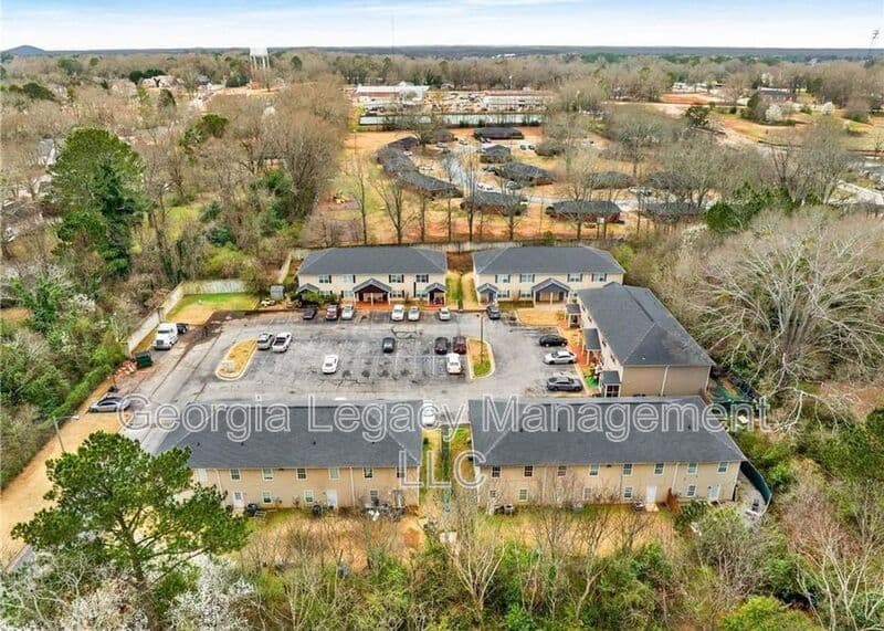 Monroe House: 407 Maple Way
