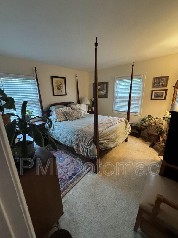 Bowie House: 12618 Kavanaugh Ln