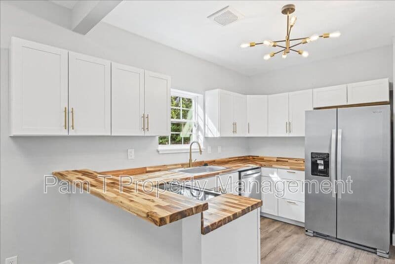 Savannah House: 3205 Burroughs St