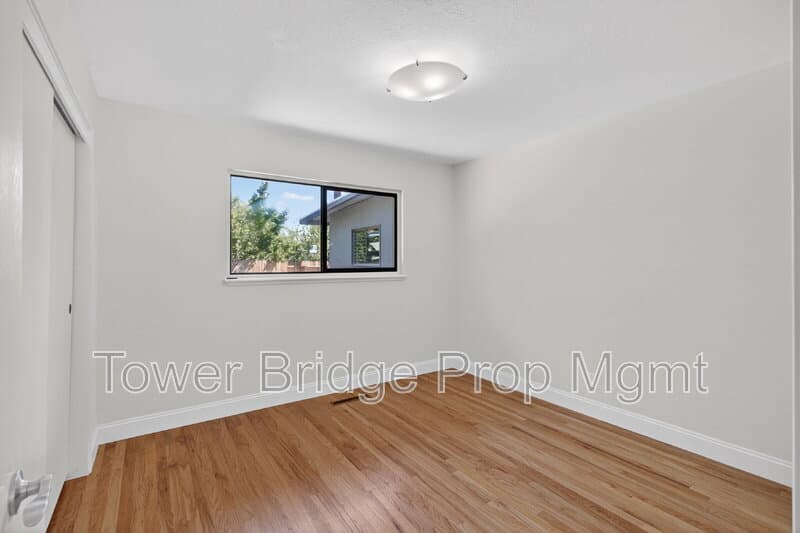 Fair Oaks House: 3937 Orangewood Dr