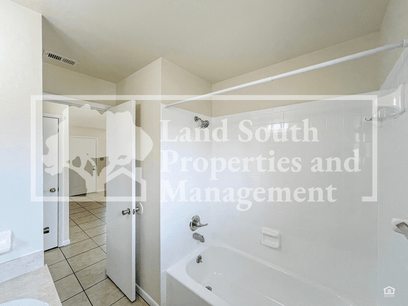 Lakeland House: 5825 Charlton Drive