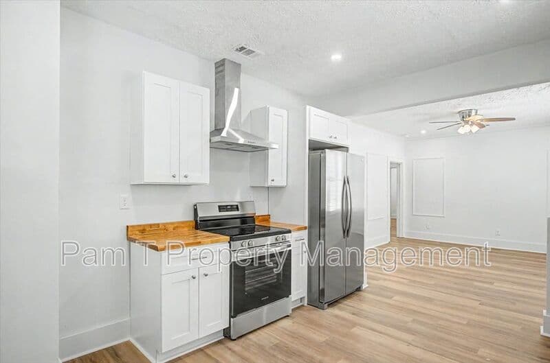 Savannah Condo: 613 W 39th St