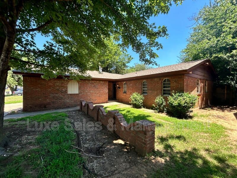 Midwest City House: 602 Royal Ave