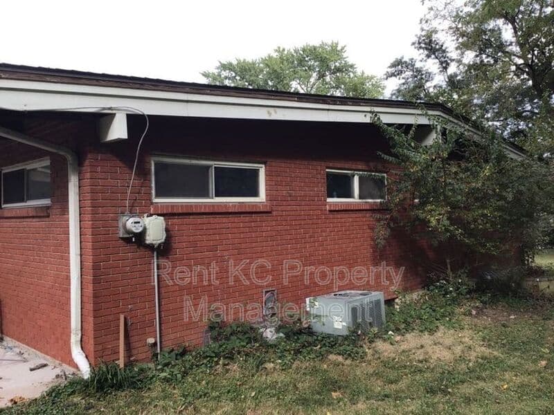 Kansas City House: 5323 NW Edgewood Circle
