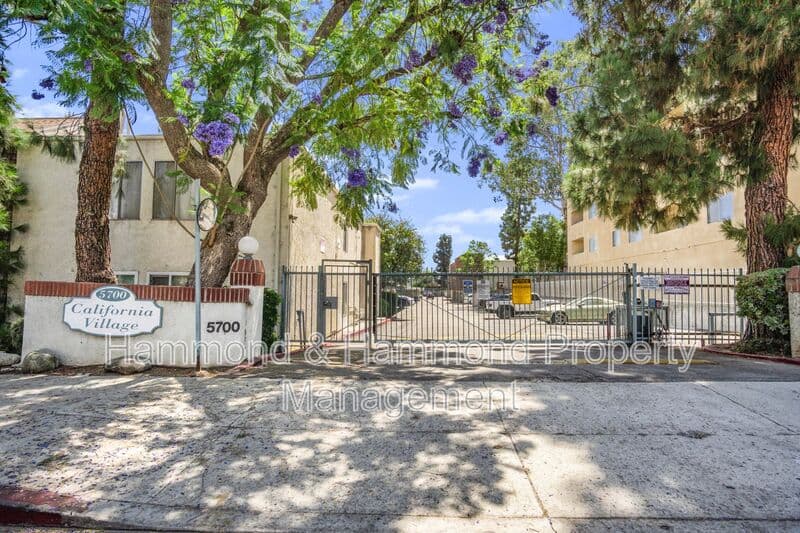 Tarzana Condo: 5700 Etiwanda Ave.